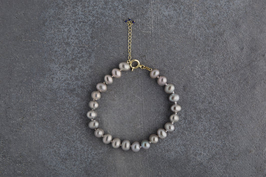 Gray pearl bracelet
