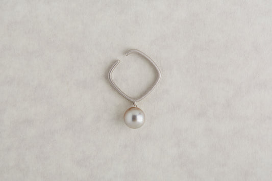 Syami hanging ear cuff + pearl
