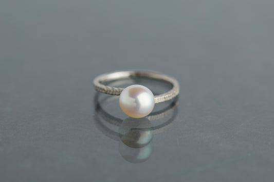 Unknown knowns line ring + pearl / Pt900