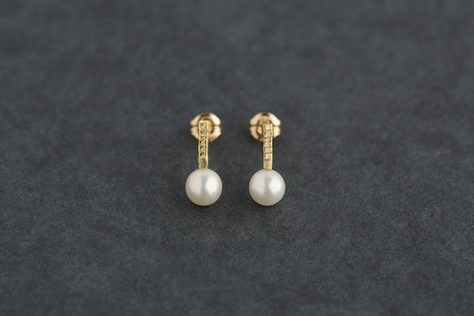 Unknown knowns line earrings + pearl