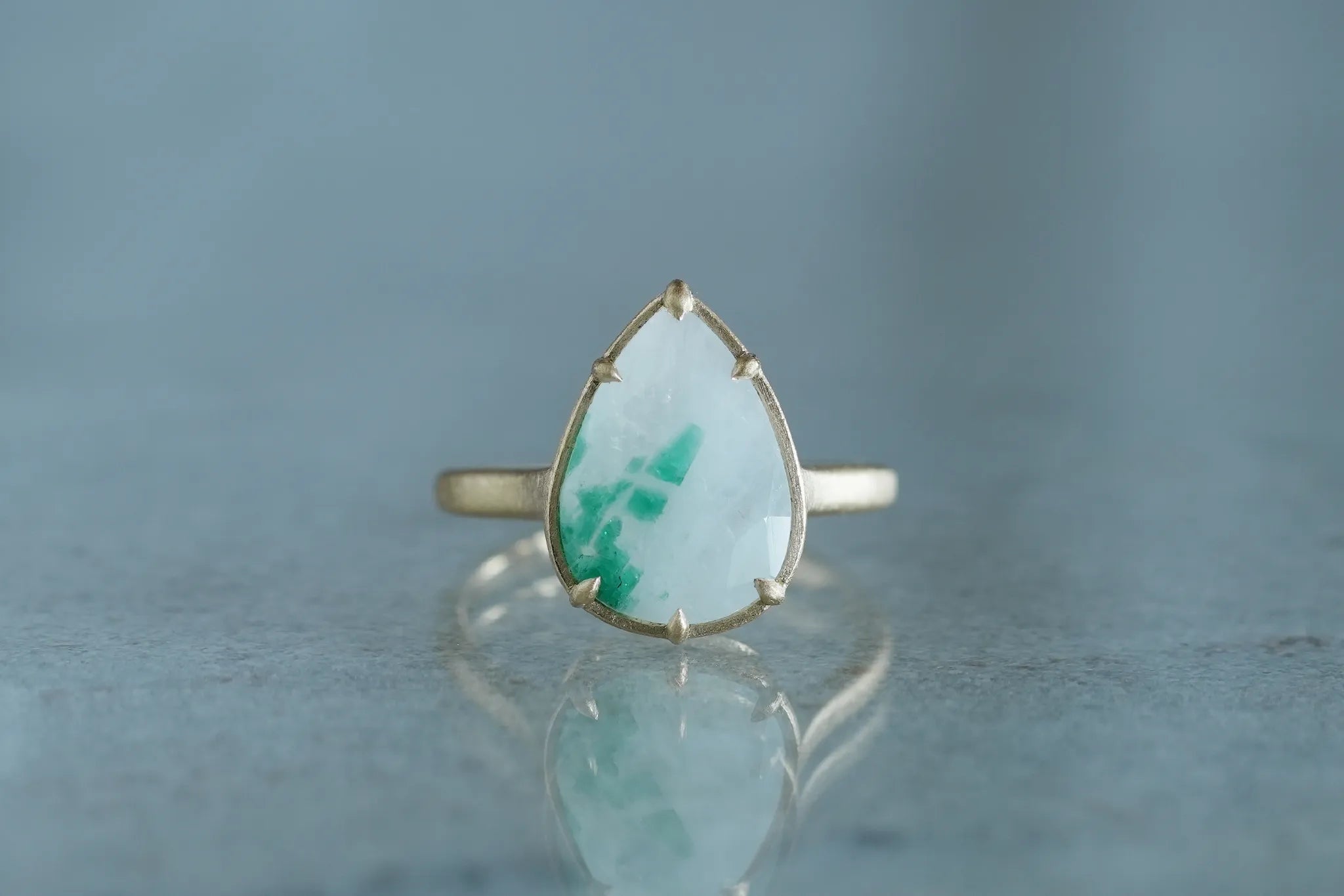 真瞳術　ジュエリー30 5月誕生石] マトリックスエメラルドリング– Ryui