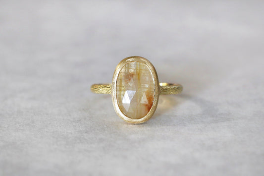 Coat beige sapphire ring