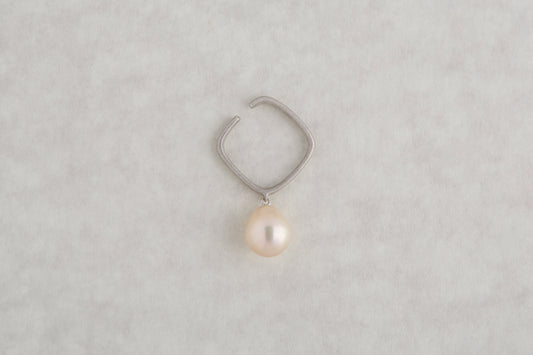 Syami hanging ear cuff + pearl