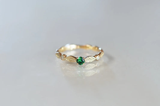 Bloom ring + green garnet