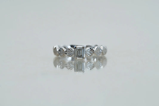 Leaf little ring + diamond (clear)