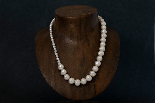 White pearl necklace ( line )