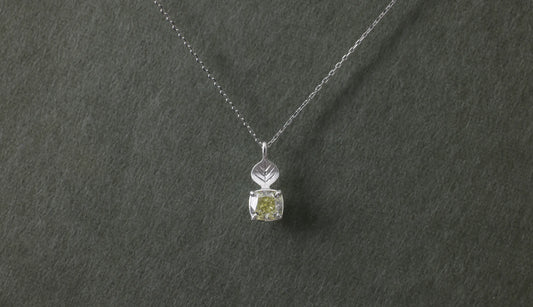 Leaf necklace + diamond (light yellow)