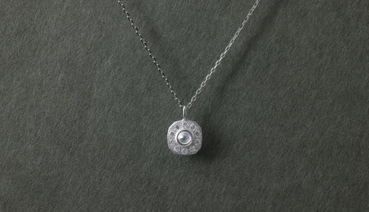 Cabochon cut diamond necklace / Pt900