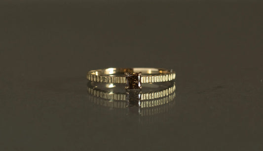 Unknown knowns line ring + diamond (brown)