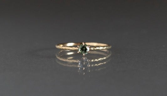 Twig ring + sapphire ( forest green )