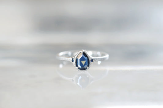 Bicolor sapphire ring