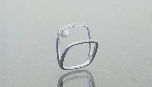 Syami frame ring + pearl / Silver