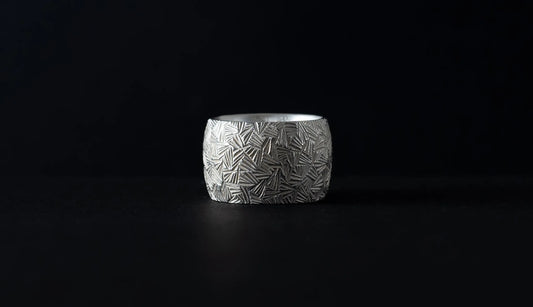 Traces ring " wide "