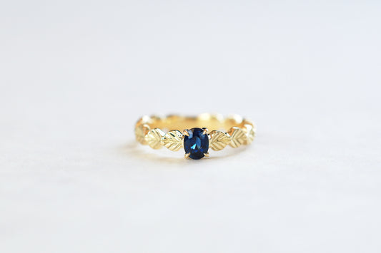 Leaf little ring + blue sapphire