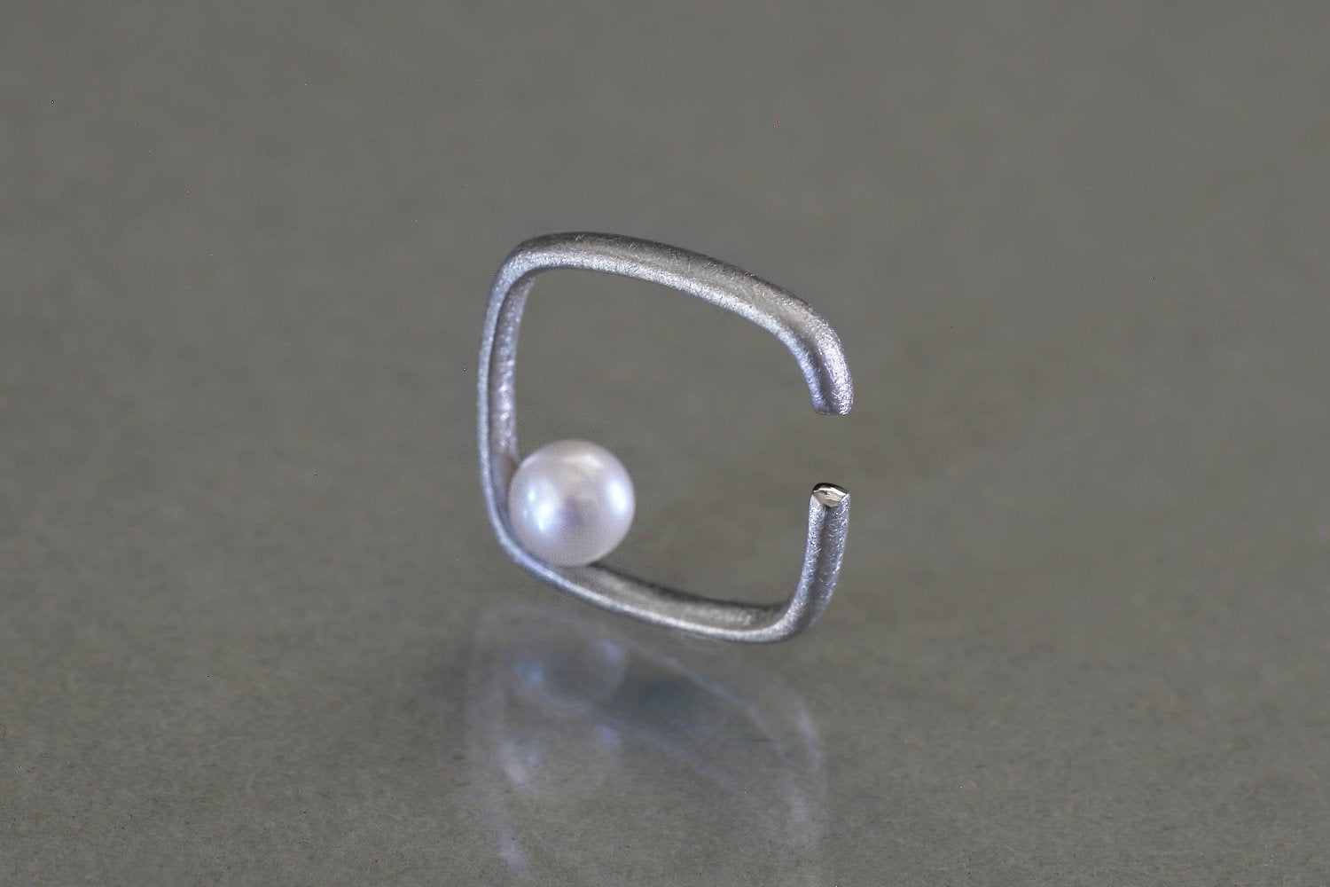 Syami ear cuff + pearl / Silver