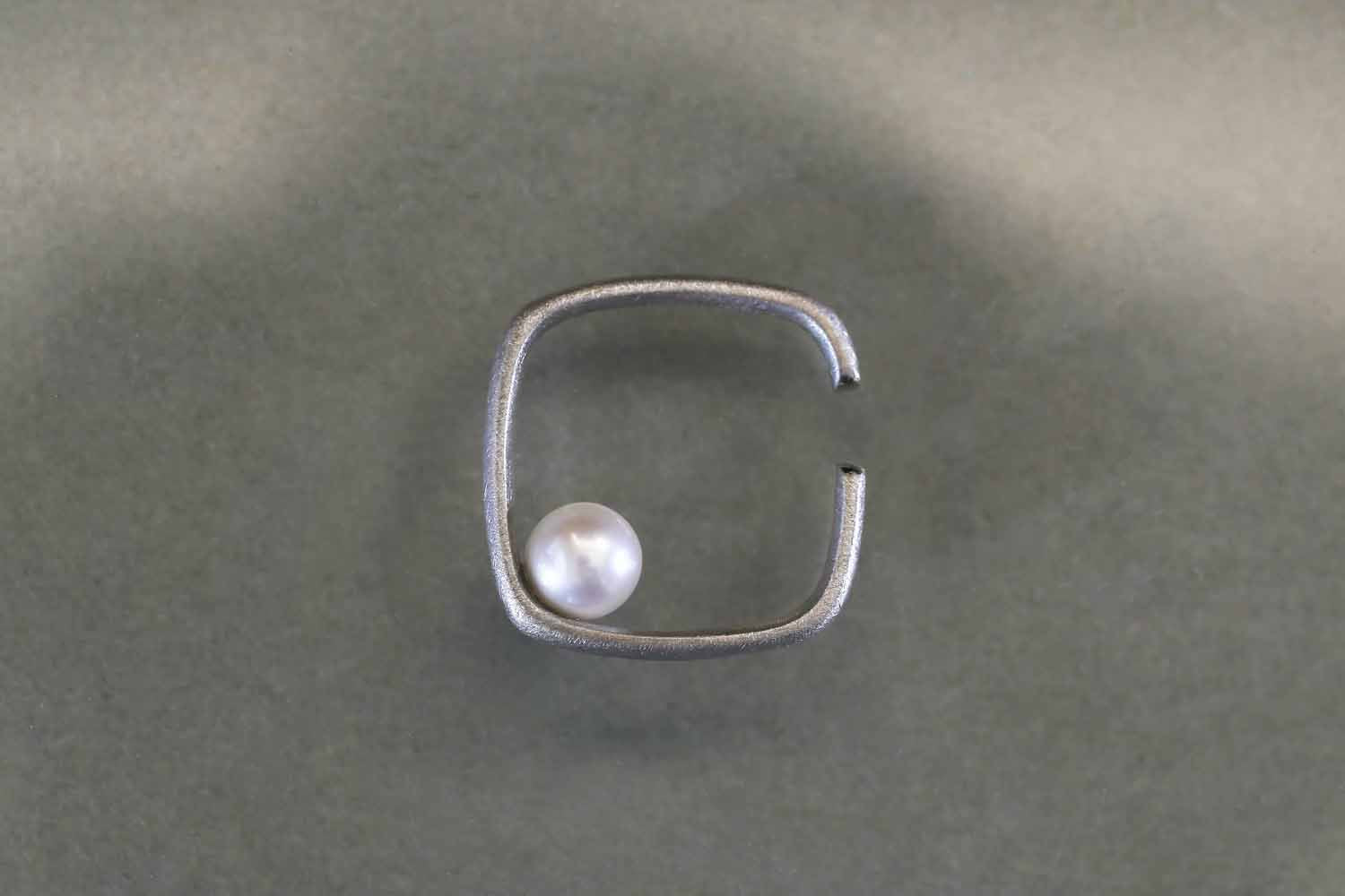 Syami ear cuff + pearl / Silver