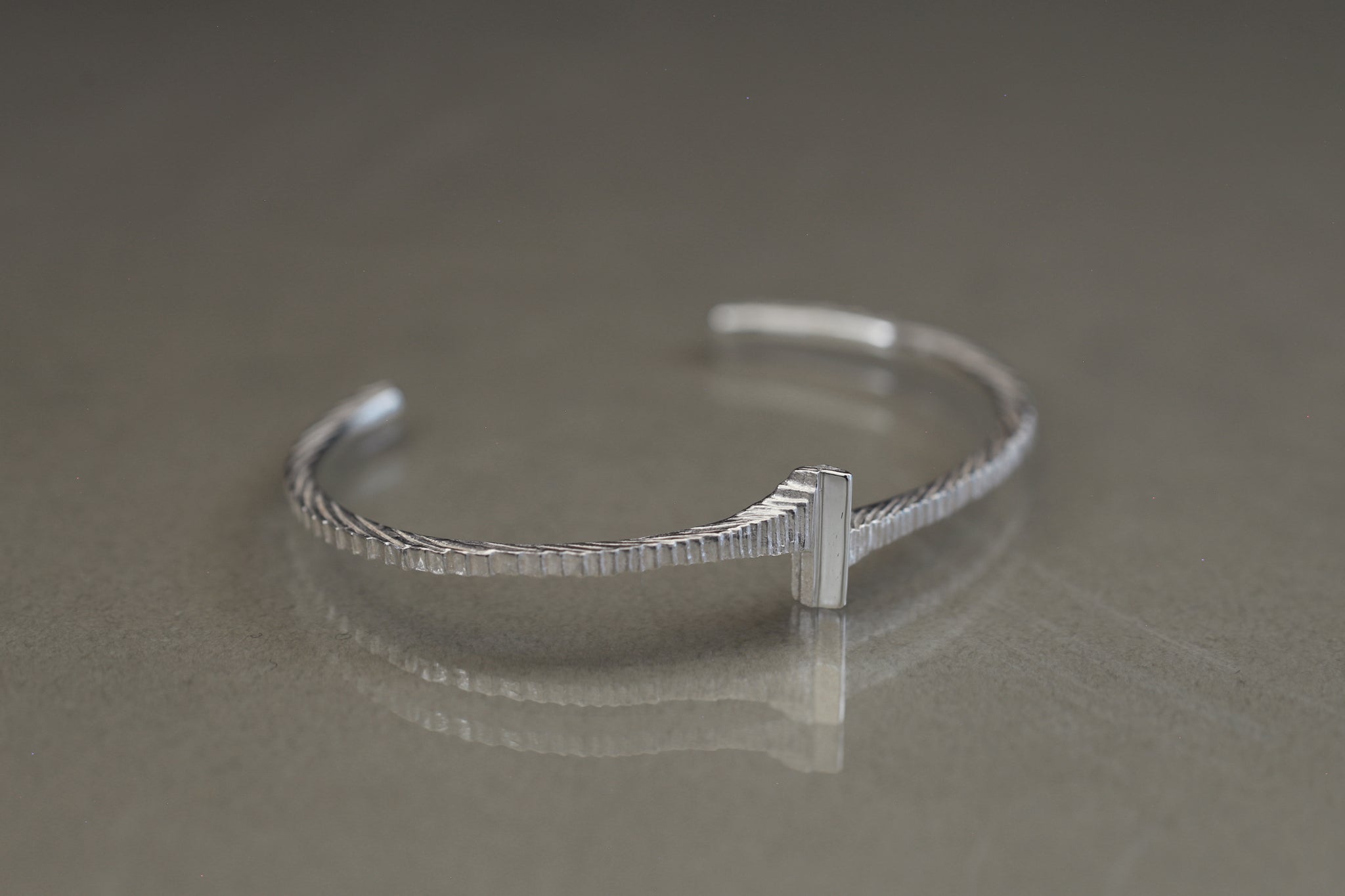 Unknown knowns bangle / Silver