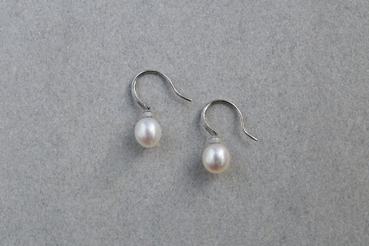 Pearl hook earrings (oval)