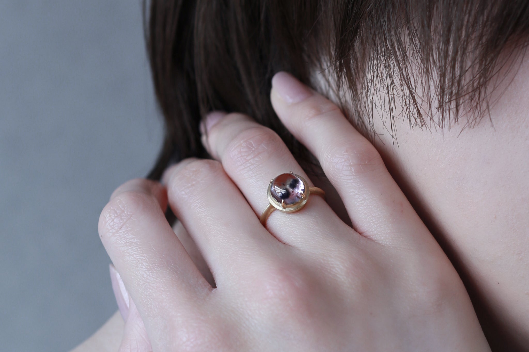 Romanechite in amethyst ring – Ryui