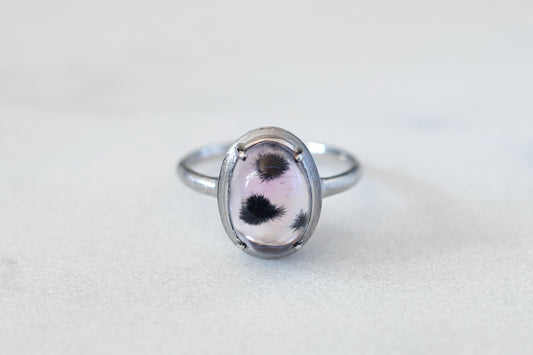 Romanechite in amethyst ring