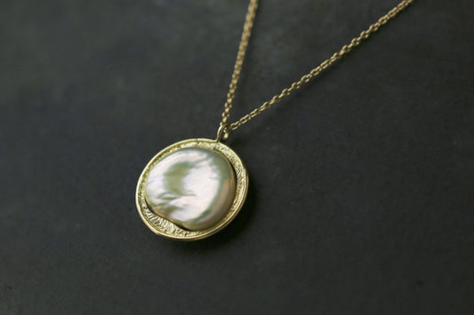 Coin frame pearl necklace