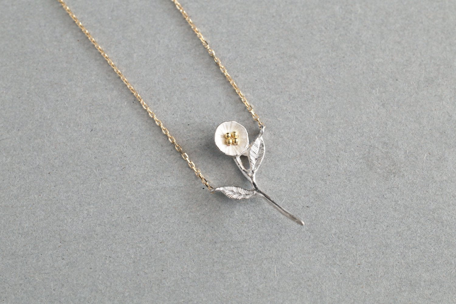 Petit flower necklace 